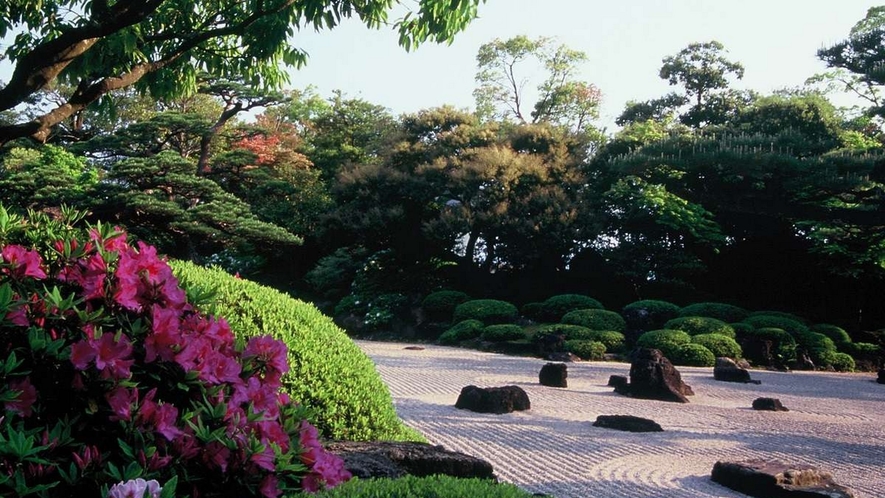 【由志園】  ボタン、さくらなど、四季折々の花が楽しめる日本庭園。