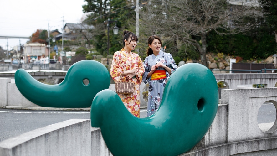 【散策】自分好みの色浴衣に着替えて、温泉街を散策♪色浴衣・日傘の貸出も行っています。