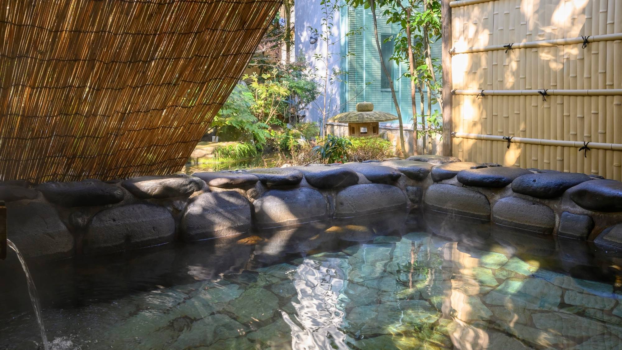 【露天風呂】四季の草花に囲まれた開放的な岩風呂