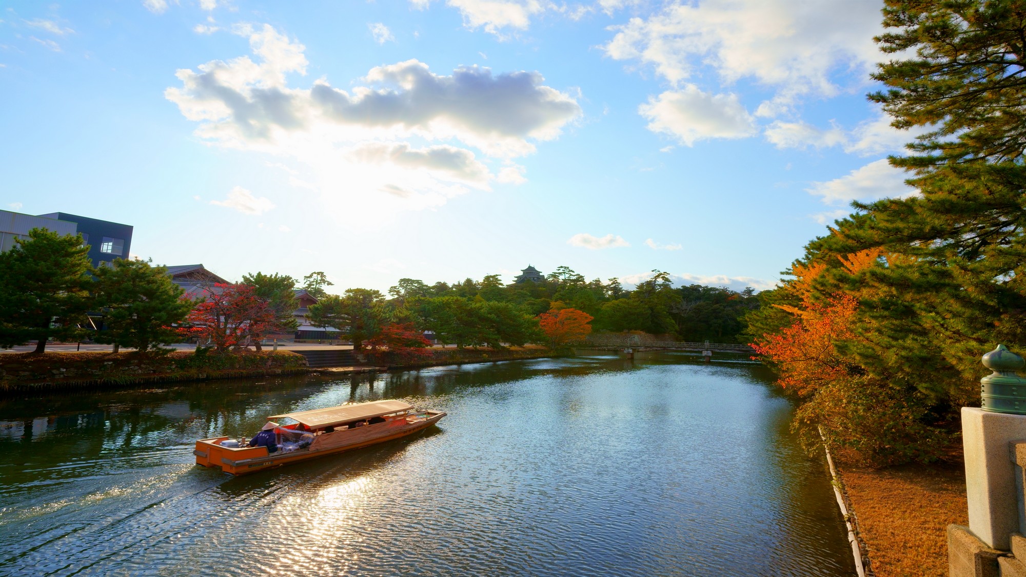 松江城周辺を巡る堀川を船上から散策。秋には紅葉も見頃。