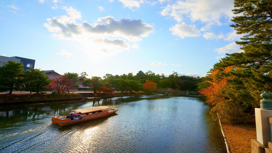 松江城周辺を巡る堀川を船上から散策。秋には紅葉も見頃。
