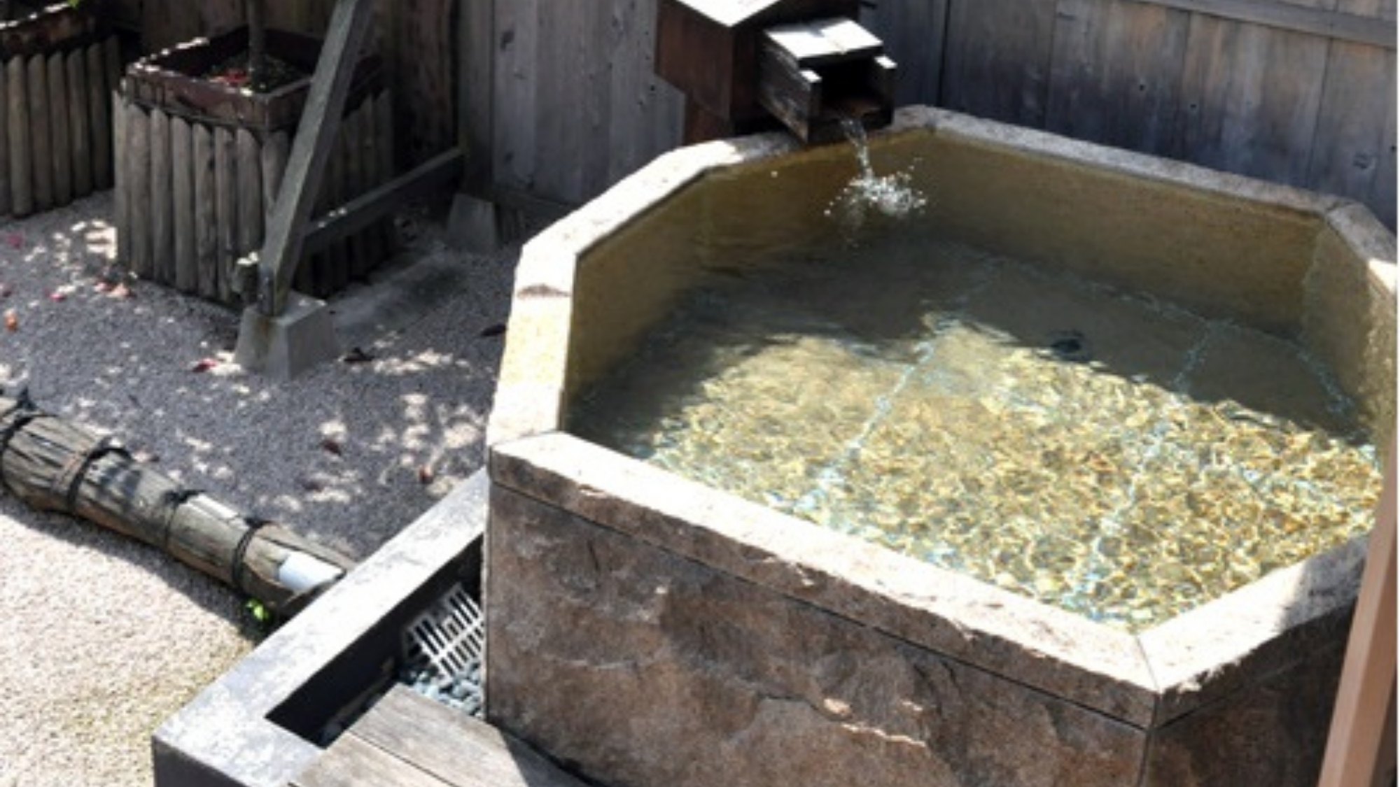 【貸切露天風呂】「岩の湯」形が独特！※温泉ではございません。