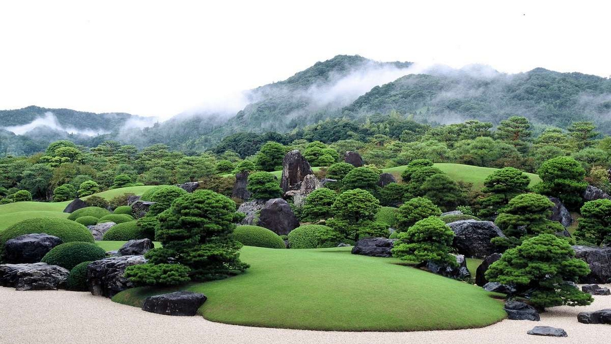 【足立美術館】  横山大観のコレクションが豊富。10年連続世界一に選ばれている日本庭園も見所です。