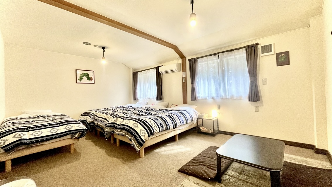 元々2部屋だったところを1部屋にして、ゆったりとご家族で過ごせる12畳のお部屋としてご利用いただいております♪洋室のためベッドルームではございますが、お子様のご年齢に合わせて安心してお眠り頂けるようベッドの位置を調整しております！また、小さなお子様連れでもお寛ぎ頂けるよう、ローテーブルも設置しております☆