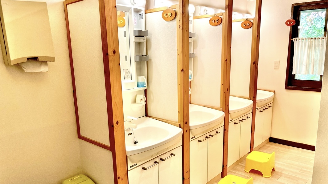 お部屋の外に、各室毎に専用で使える洗面台がございます♪お子様用の歯ブラシや洗面用の台もございます！また、2階のお手洗いには持ち手の付いた「おまる」もご用意しておりますので、おむつが取れたばかりのお子様や取れかけのお子様にもご利用いただけます☆