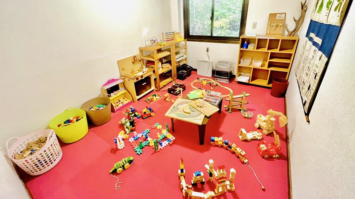 木で出来たおもちゃを中心に、ず～っと遊べる「あそびのへや」。小学生低学年までのお子様たちに大人気です♪満室時には、このお部屋で親子そろって宿泊者様同士でお友達になることも…！2種類のプレイルームを滞在中いつでもご自由にお使いいただけます☆
