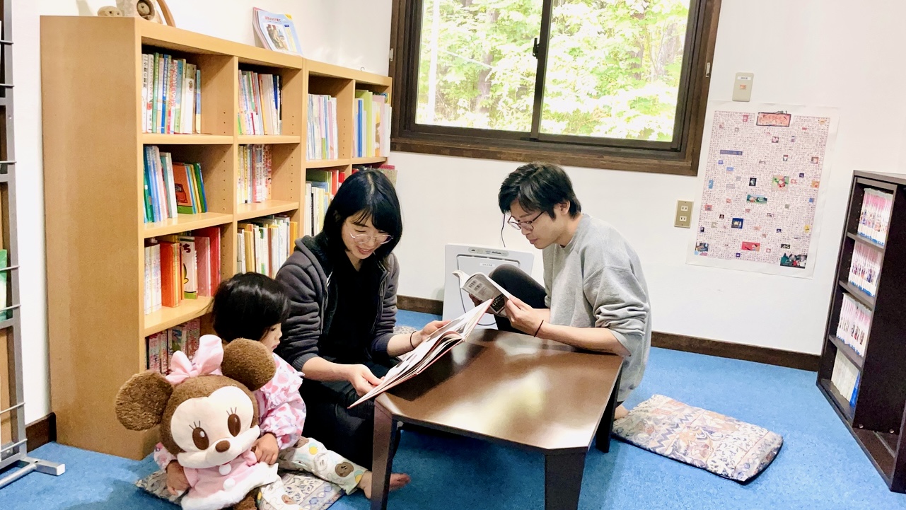絵本や漫画、おすすめ書籍を揃えた、大人も夢中！？になる「えほんのへや」。オーナーが厳選した最新の漫画も読み放題！2種類のプレイルームを滞在中いつでもご自由にお使いいただけます☆