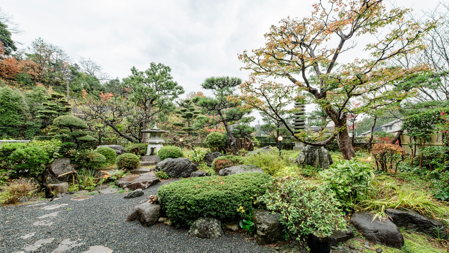 【庭園】四季によって変わる日本庭園をお楽しみください。