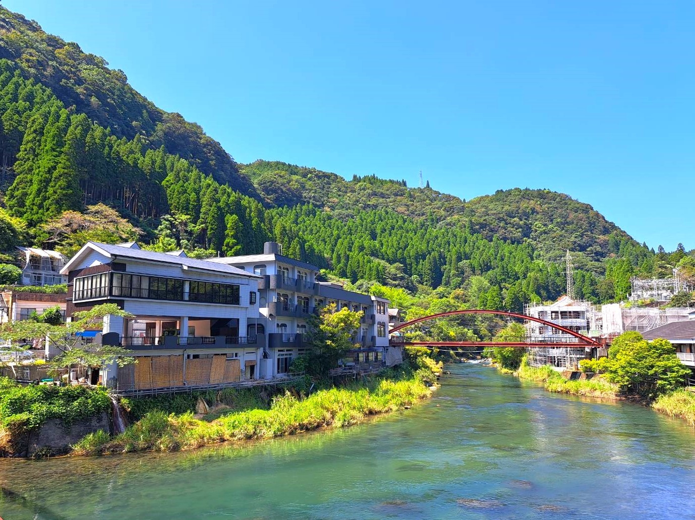 【外観】山と川に挟まれ、大自然を感じることができる旅館。