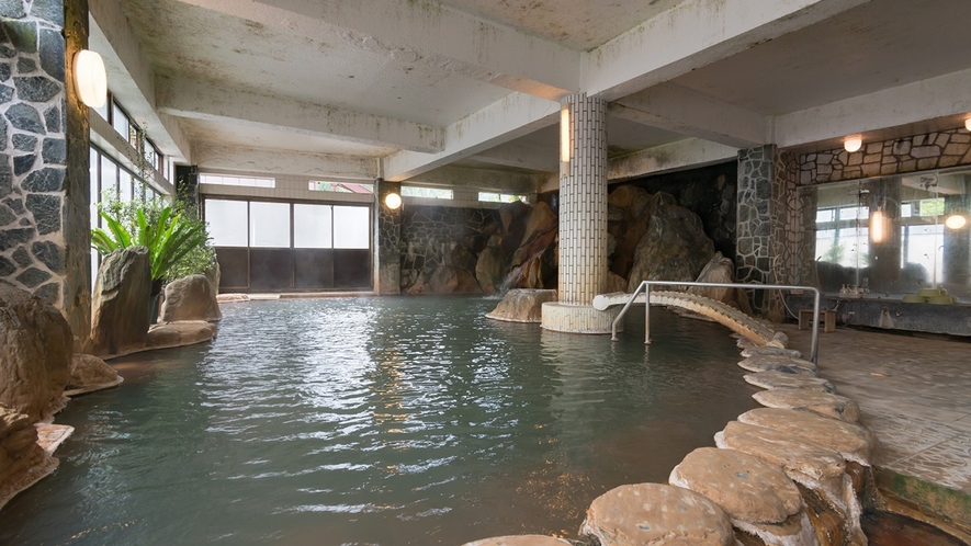 *【大浴場】岩風呂。妙見温泉でも浴槽が一番大きい当館自慢の岩風呂です！全身で温泉をお楽しみください。