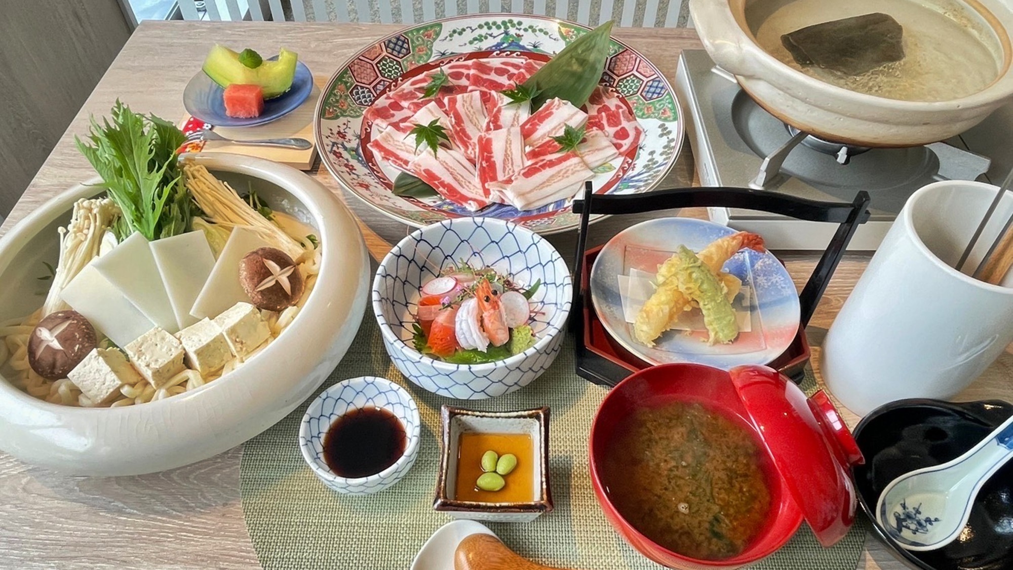 *【夕食一例】豚しゃぶしゃぶプラン。豚しゃぶをメインに地元食材を使用した小鉢がついてきます。