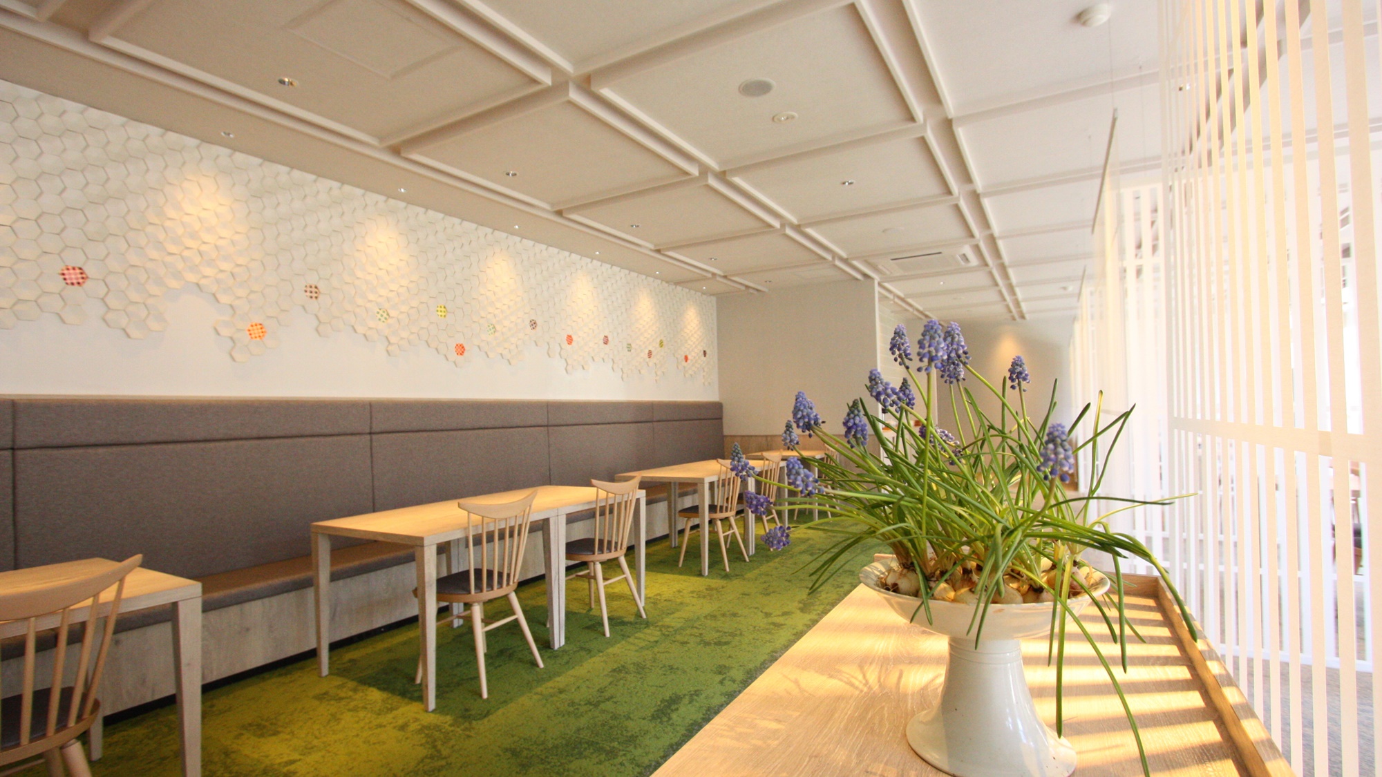 *【館内一例/レストラン】日の光と目に優しい色使いのお食事処。壁には薩摩切子をあしらっております。