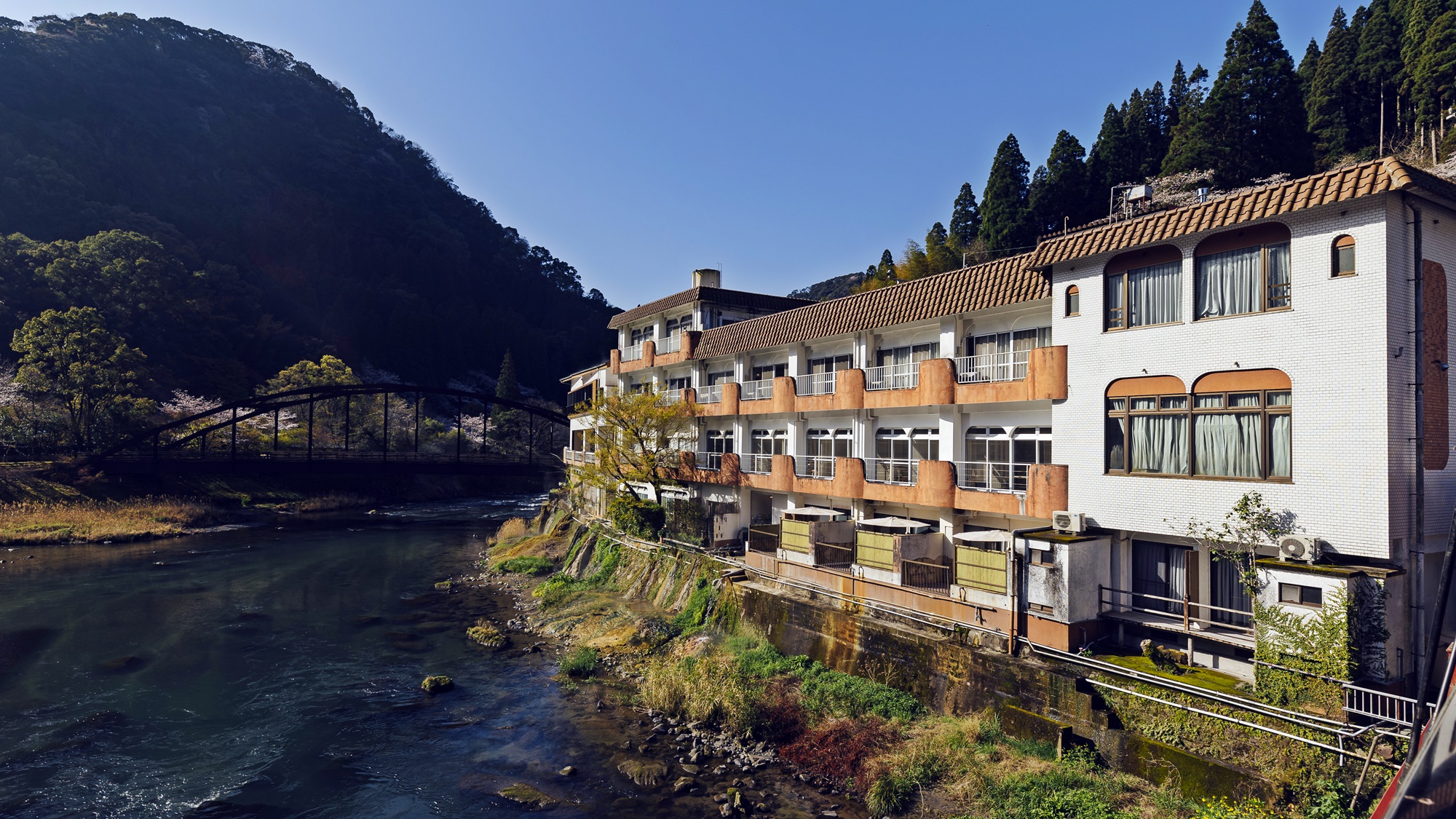 *【外観】天降川沿いにある当館は全室リバービュー。旅の風情をお楽しみいただけます。