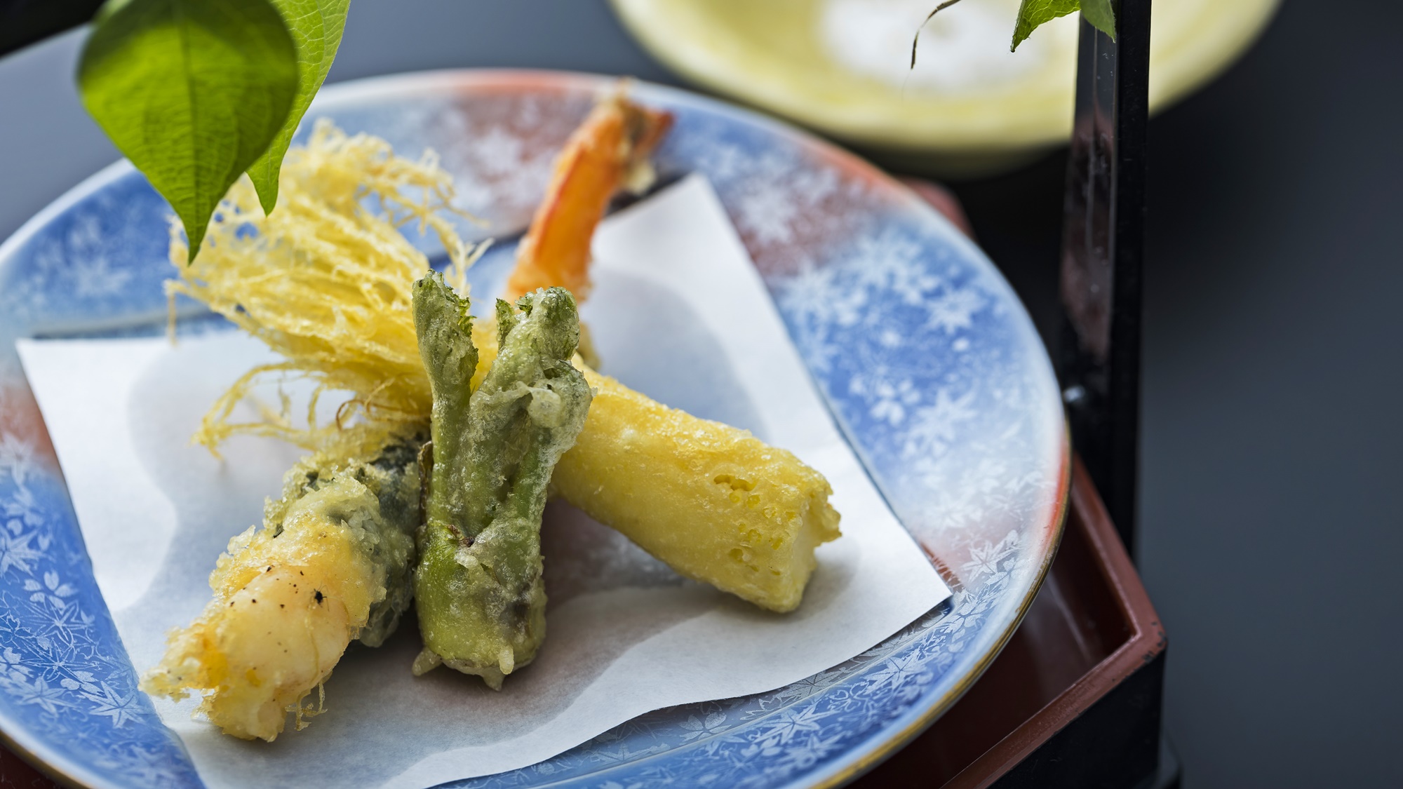 *【夕食一例】季節の野菜を使った天ぷらで四季の味わいを。　※季節によりメニューは変わります