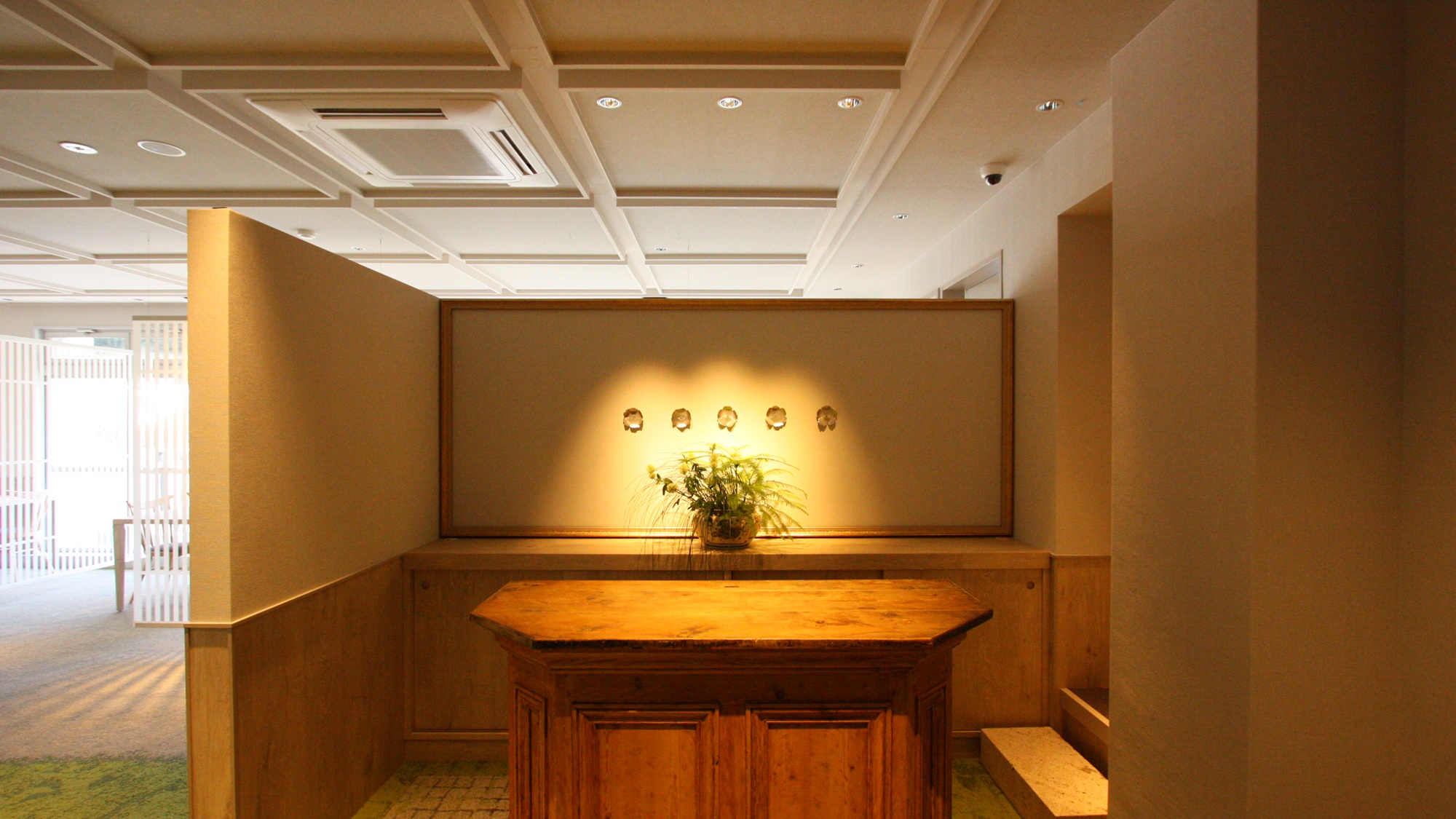 *【館内一例/レストラン】ネムノキ茶屋の入口です。鹿児島伝統工芸品の錫をあしらっております。