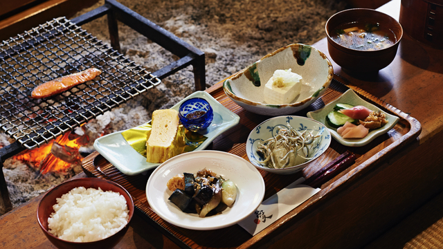 囲炉裏炭火で焼く鮭は誰もが目を覚ます〜朝食一例〜