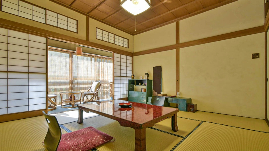 懐かしさを感じる昭和初期当時の純和室　(8畳＋踏込・縁側)