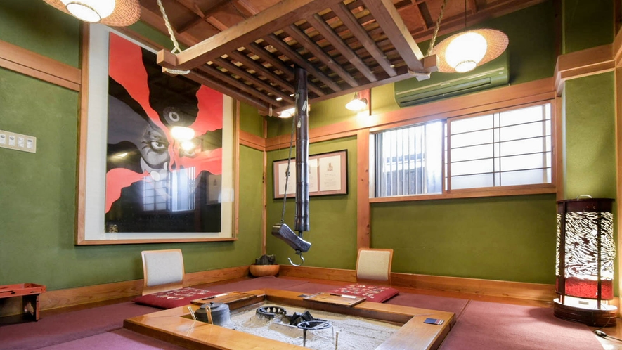 【いろり個室一例】昭和を感じる調度品やアーティストの作品が展示してあります。１組で貸切可能です。