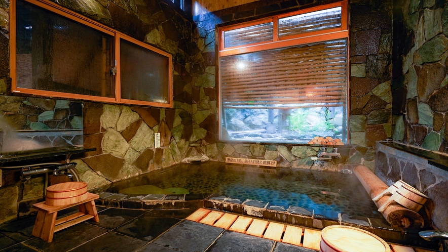 男湯＊内湯　24時間入浴可能の源泉100%の温泉は内湯と露天風呂がございます。