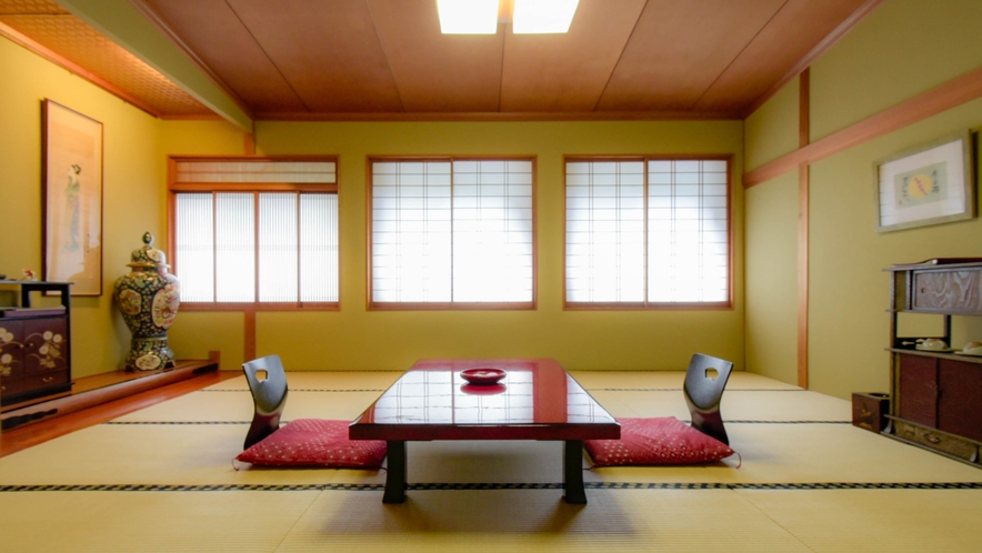 高砂の間は広々とした１５畳のお部屋です。昭和初期の調度品などがあります。