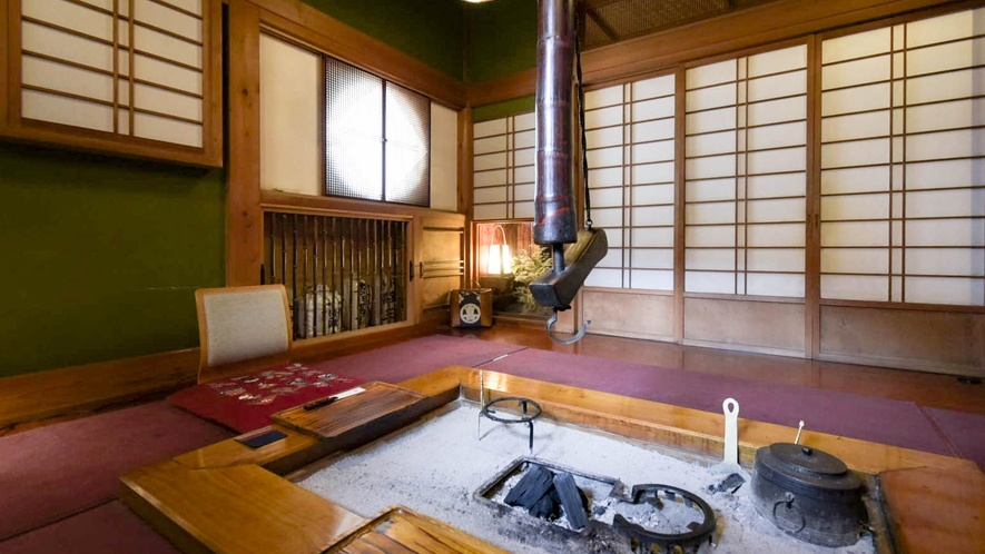【いろり個室一例】昭和を感じる調度品やアーティストの作品が展示してあります。１組で貸切可能です。