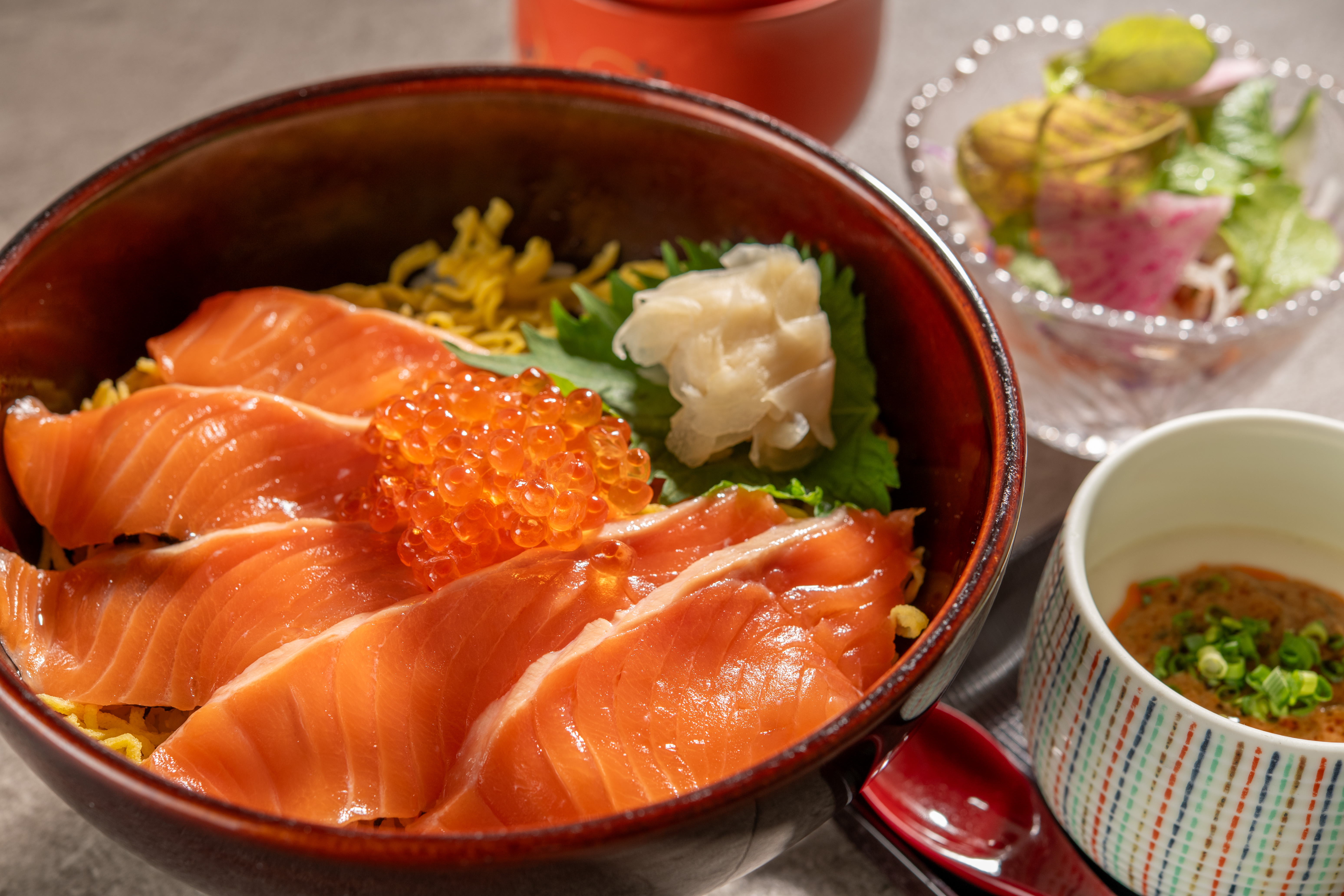 〈割烹みなと〉★秋の平日限定★　サーモンとイクラの親子丼御膳