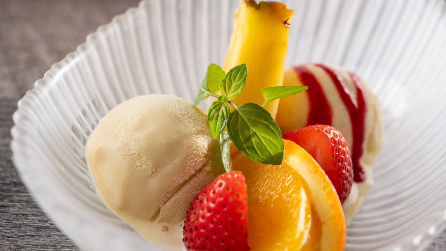 〈ティータイム〉本日のアイスクリーム2種とフルーツ