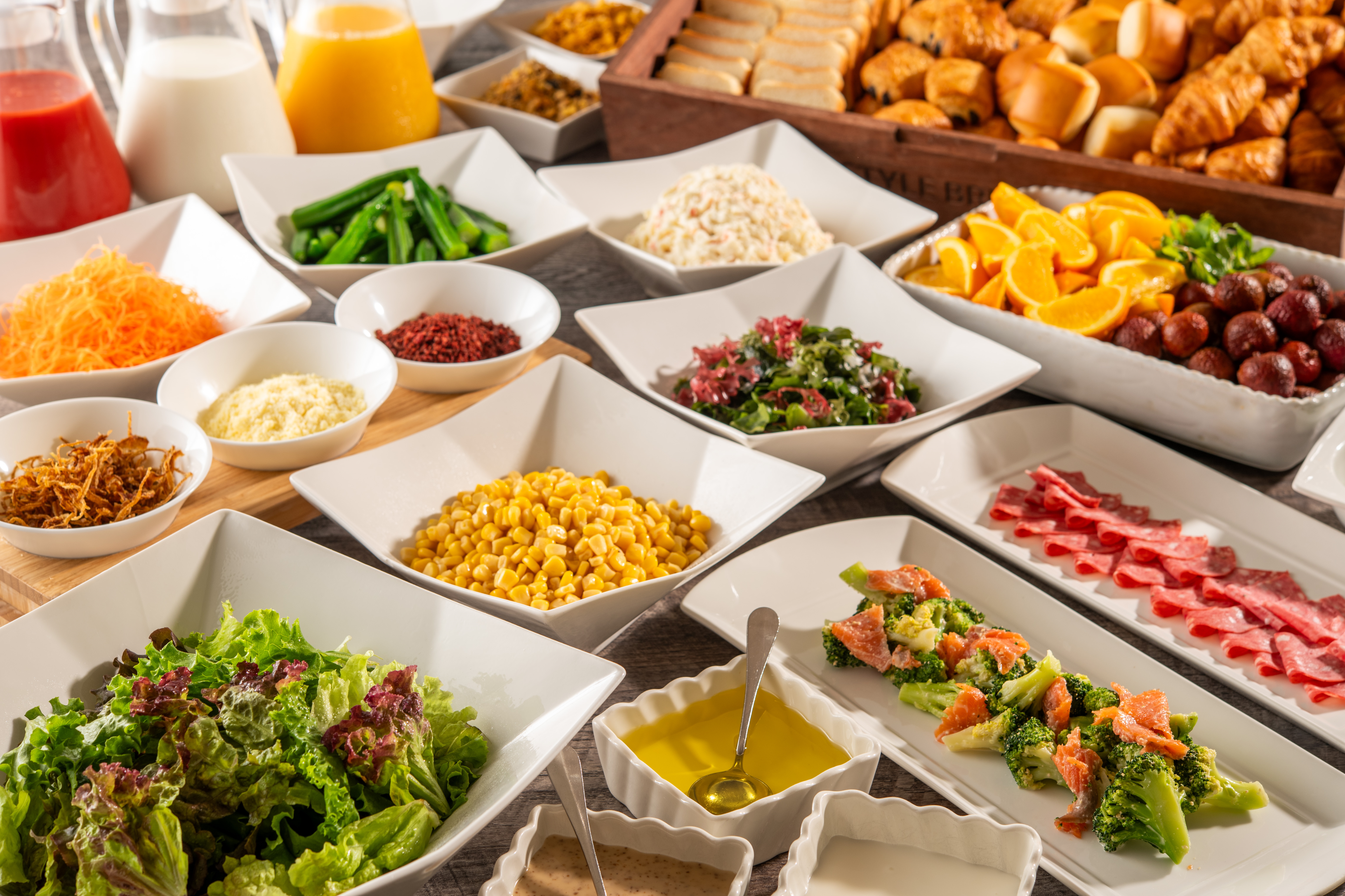 朝食ブッフェのフレッシュなサラダ