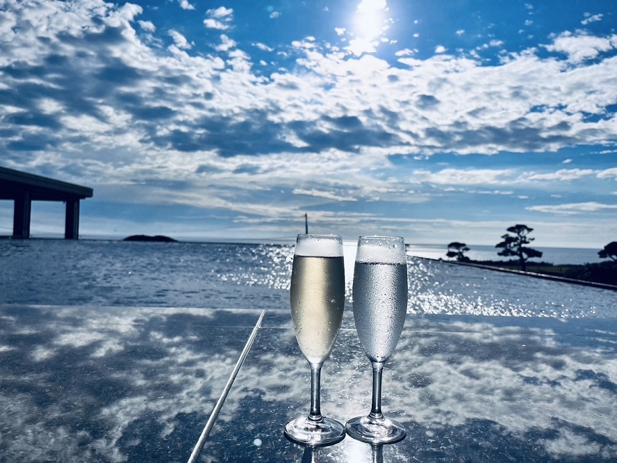 【最上階ロイヤルスイート】海一望のリビングと檜風呂（スパークリングワイン付）