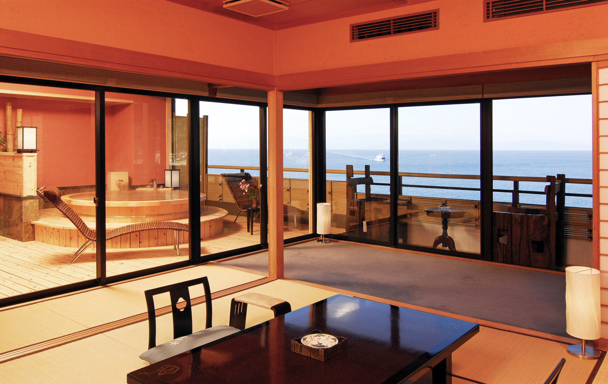 駿河湾を望む絶景の露天風呂付「最上階・特別室/桜桃花」