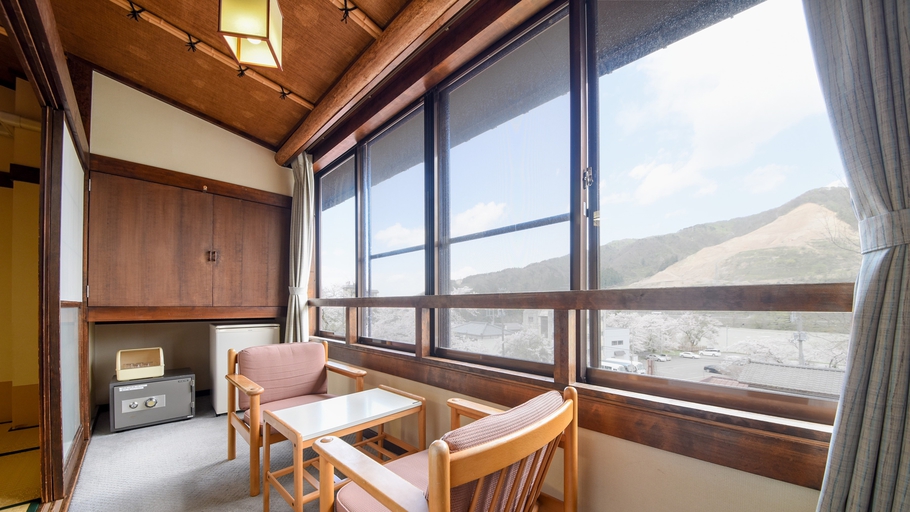 *客室一例/和室10畳田園風景を眺めながらのんびりとお寛ぎ下さい。