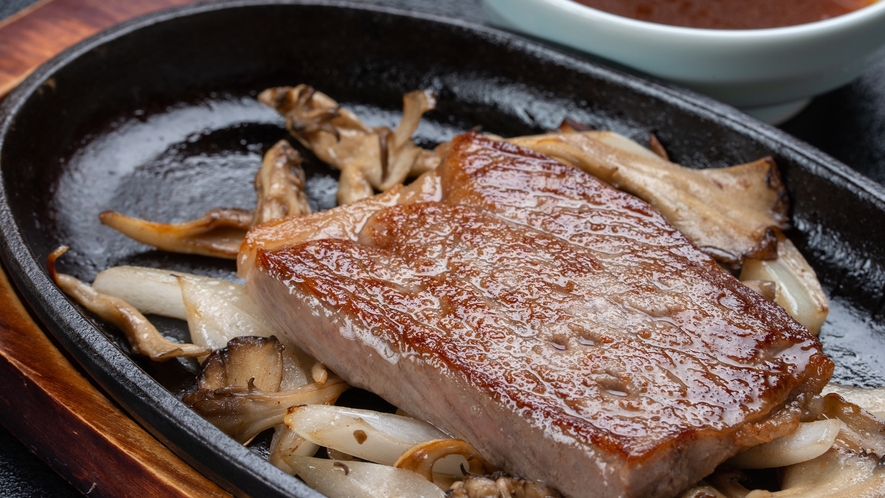*夕食一例/分厚くカットされ、口の中で肉汁があふれ出す最上級ランクのお肉を是非ご賞味ください。