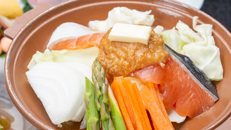 *夕食一例/旬のお野菜と新鮮なお魚を使用したお鍋料理。