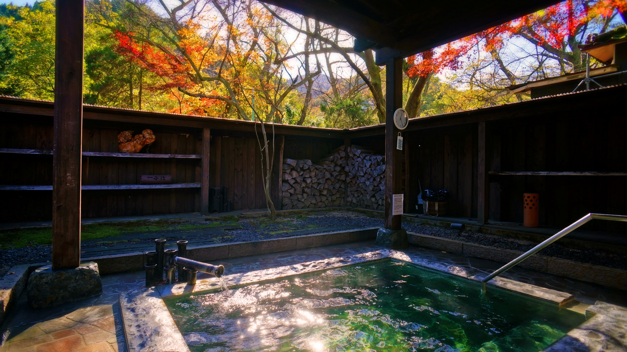 *貸切露天風呂（紅葉）/敷地内の落葉樹の紅葉をご覧いただけます