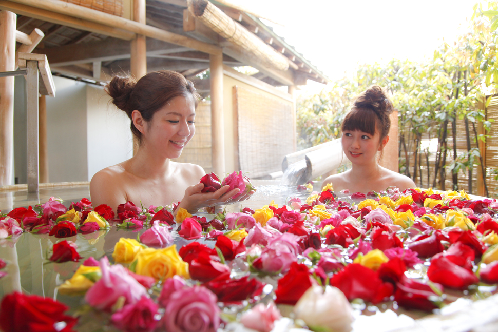 【女性露天風呂】バラの花を浮かべた華風呂☆（夜のみ）