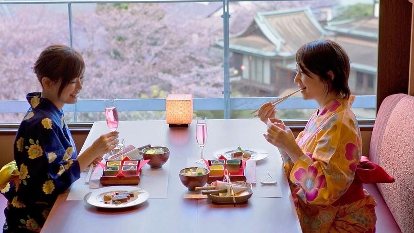 【レストランゐきり】窓からは桜をはじめとした四季折々の景色♪