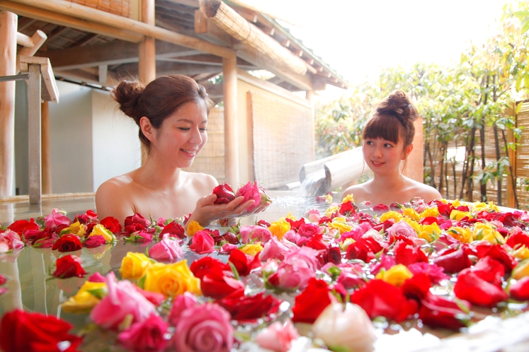 【女性露天風呂】バラの花を浮かべた華風呂☆（夜のみ）