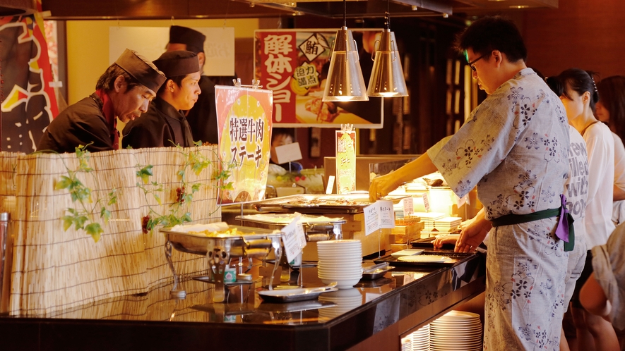 お料理は全てお客様の目の前で調理