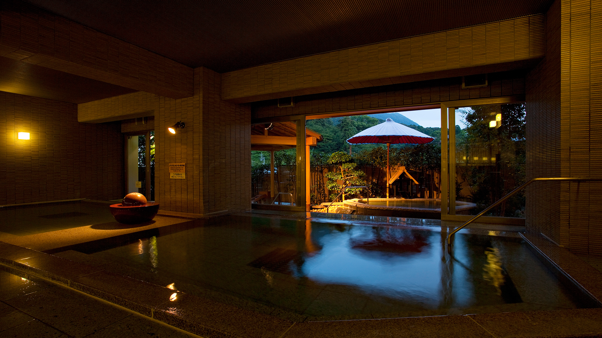 【男性大浴場】解放感あふれる空間で温泉を満喫――