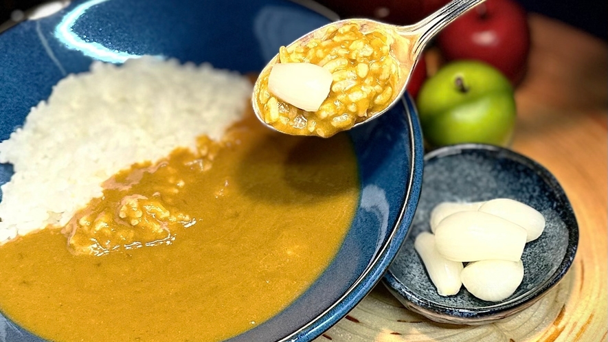 *【朝食一例】スパイスにこだわったマサラカレー。鳥取名物のらっきょと一緒にどうぞ。