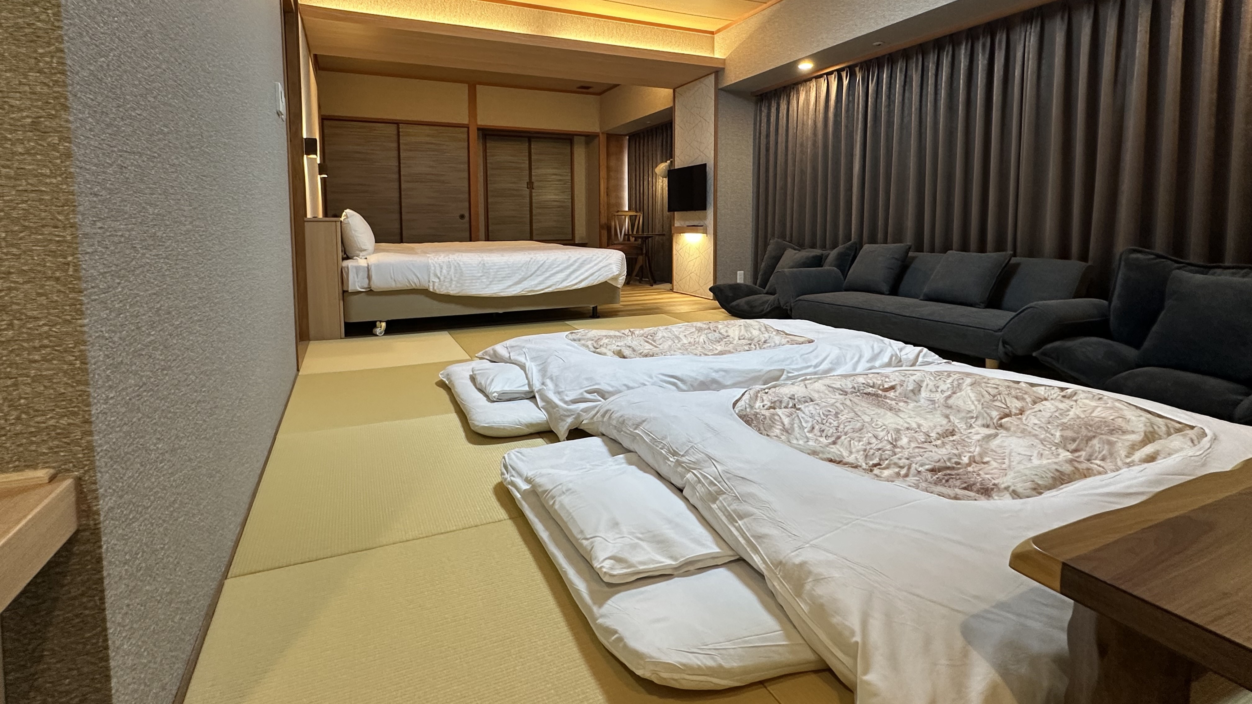 *【和洋室デラックス】ゆとりある畳リビングで団らんを楽しむ和洋室