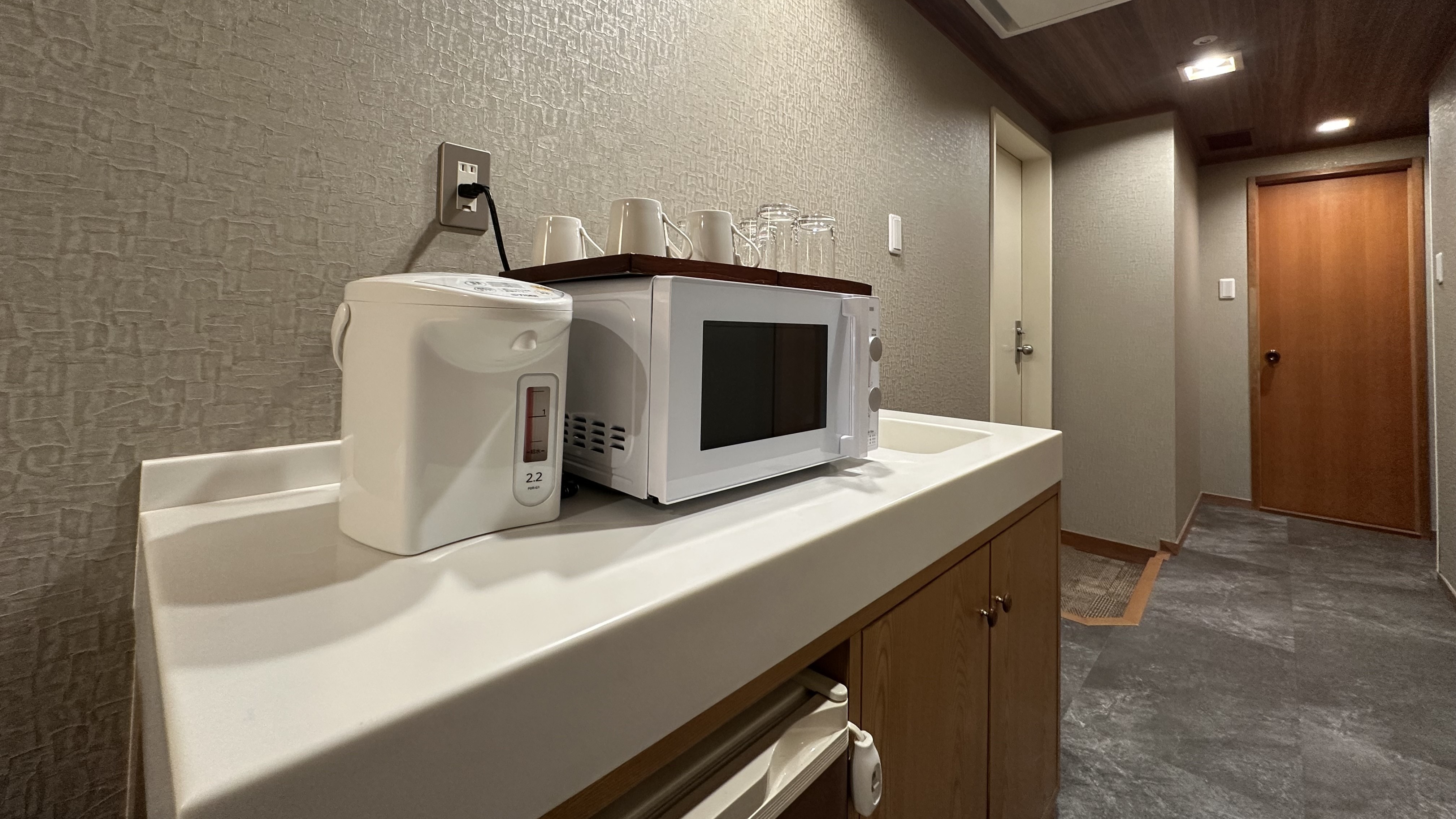 *【和洋室（デラックス）】ご家族や連泊者には便利な流し台・ポット・電子レンジを設置