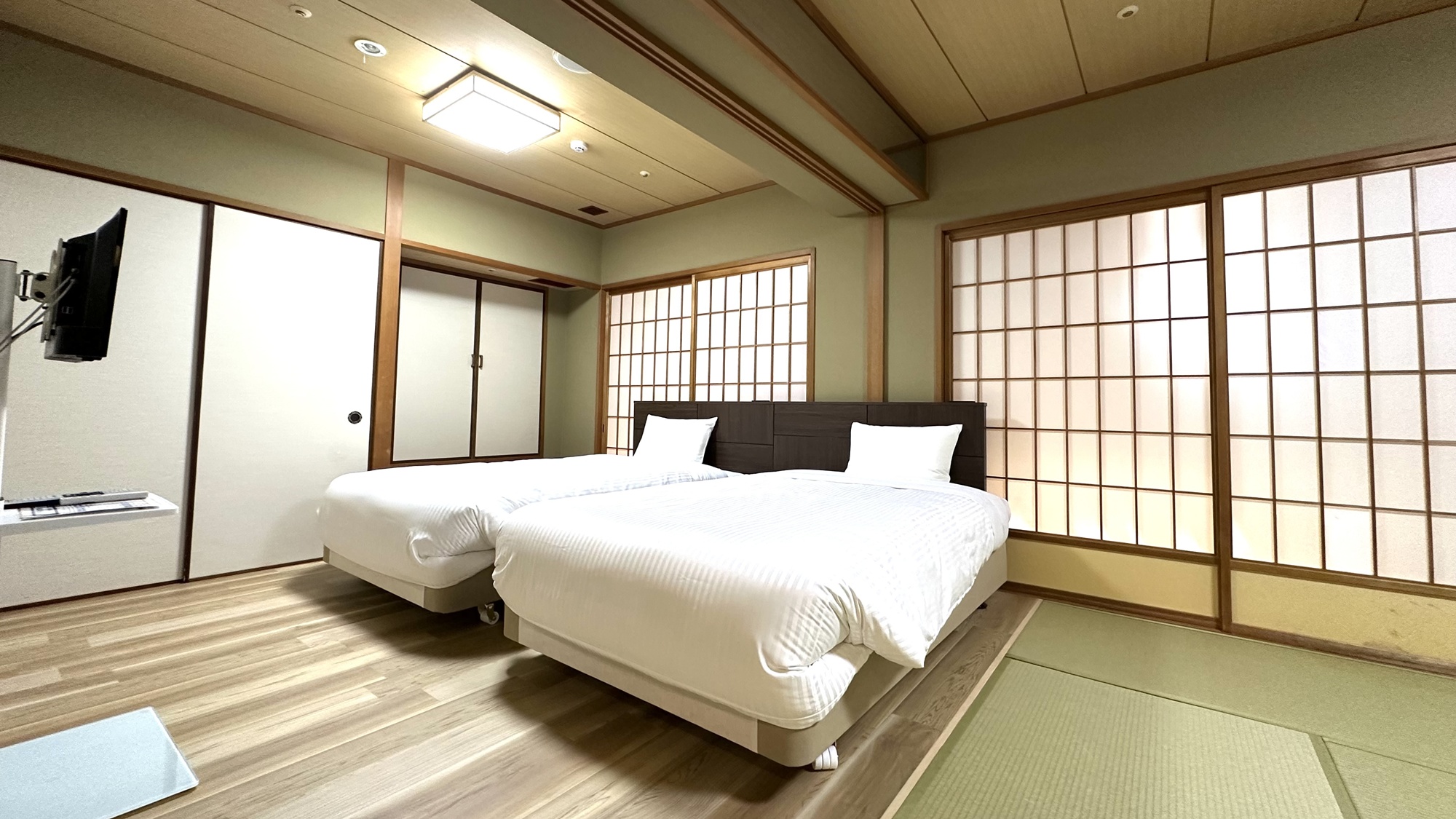 *【和洋室（デラックス）】ゆっくり畳でお寛ぎいただける和室とベッドを2台完備