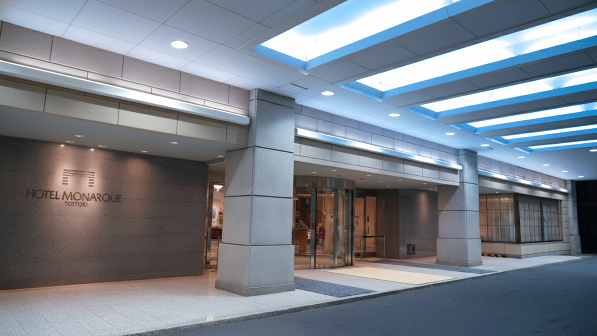 *【外観正面】ホテル玄関まで車での来館が可能。バイカーには嬉しい屋根付き駐輪可能