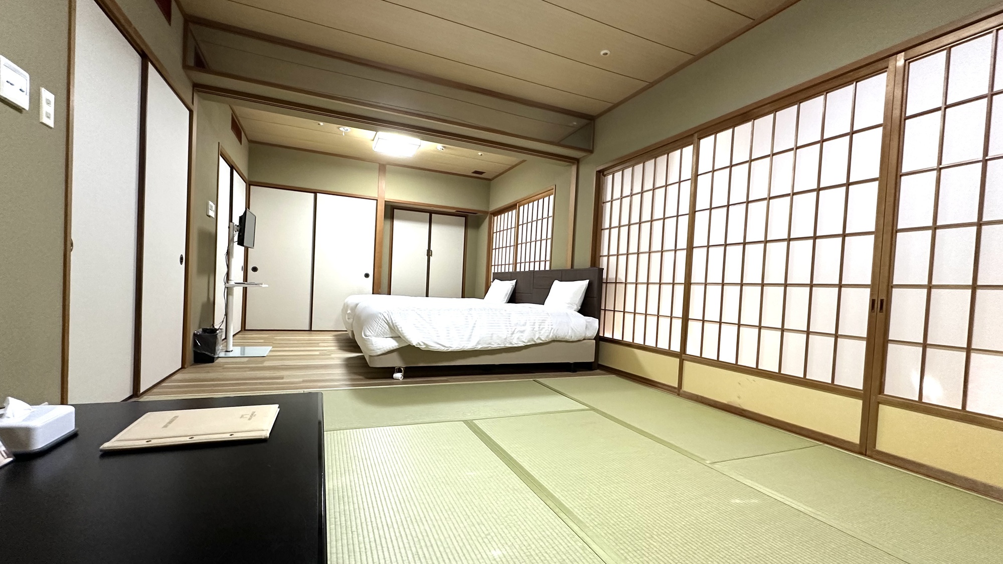 *【和洋室（デラックス）】ベッド2台と和布団4組までで最大6名までご利用可能です