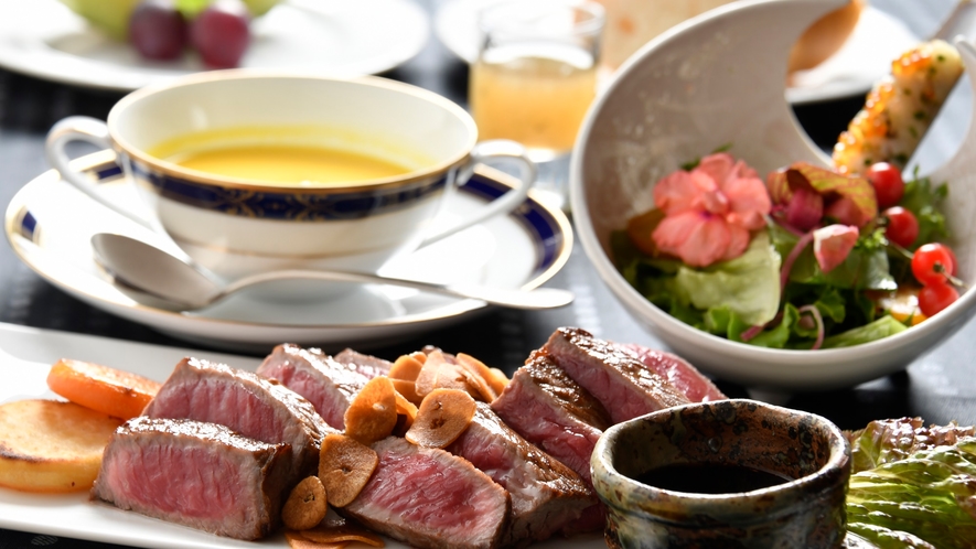*【夕食一例】アンガス牛ロース肉のステーキコース（写真はイメージです）