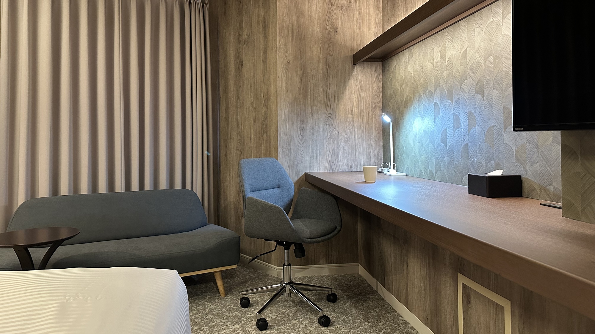 *【スーペリアルーム（プレミアム）】広めのデスクとソファを備えた快適な客室空間