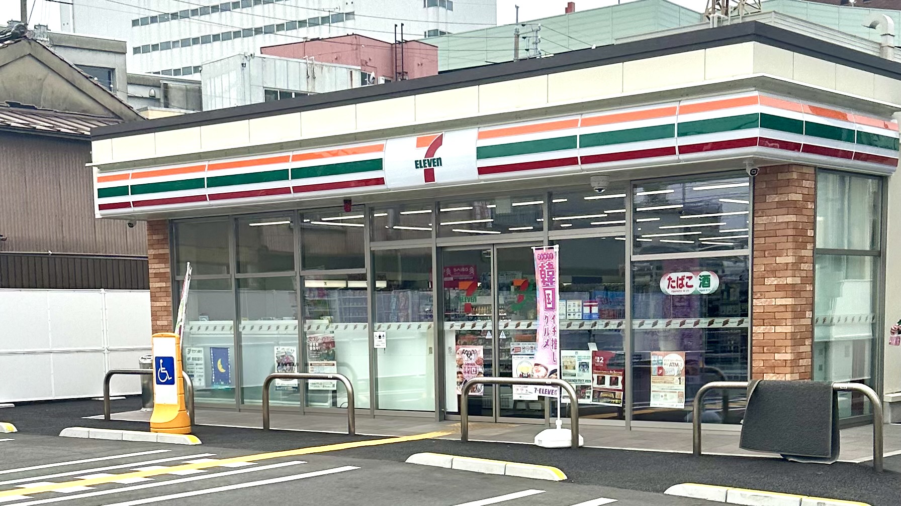 *【周辺情報】コンビニは当館から徒歩1分程度！夜間や急な買い物も安心です。