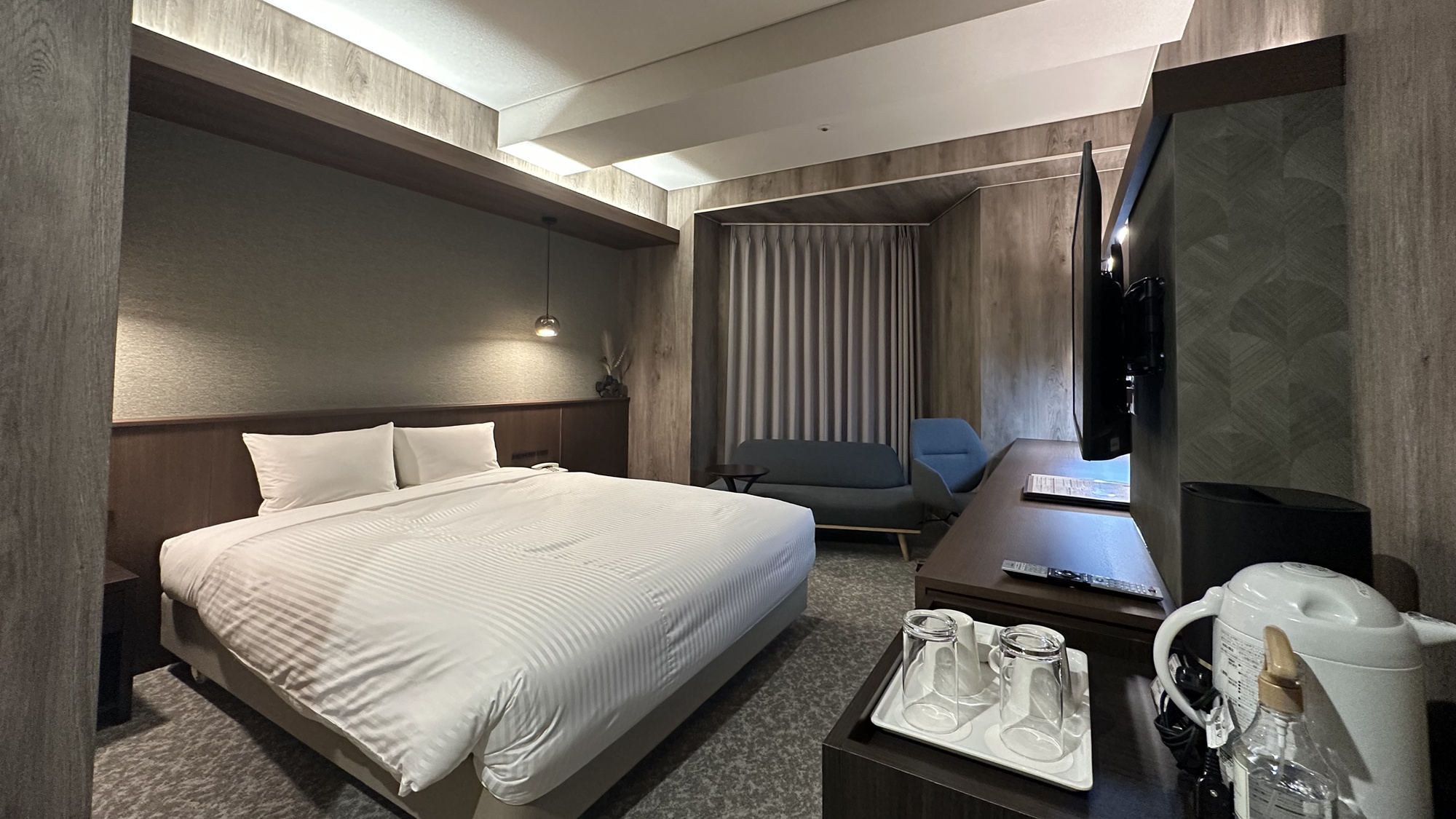 *【スーペリアルーム（プレミアム）】木目を基調とした落ち着きあるお部屋です