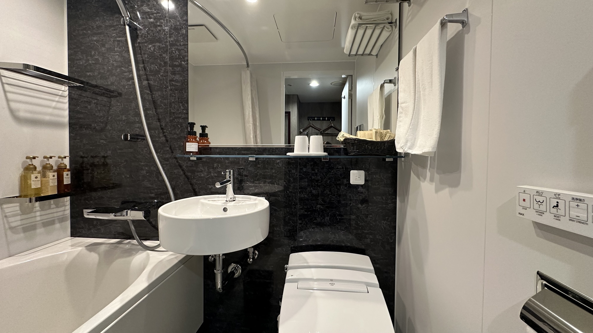 *【スーペリアルーム（プレミアム）】清潔感のある機能的で使いやすいバスルーム